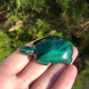 Malachite turtle crystal carving